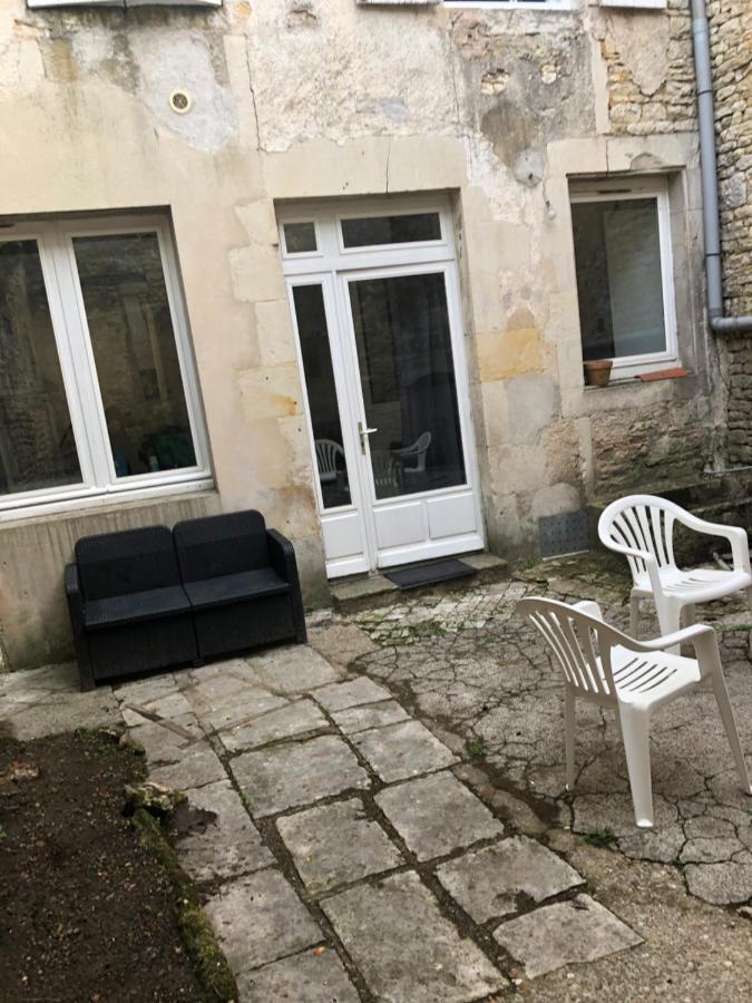 Cosy Appartement Au Plein Centre De Ruffec Esterno foto