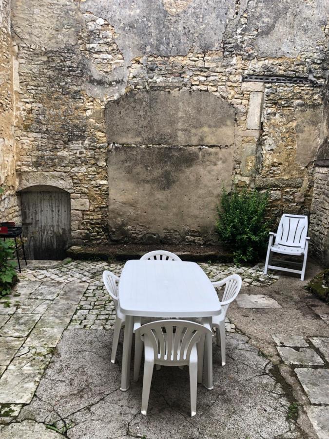 Cosy Appartement Au Plein Centre De Ruffec Esterno foto